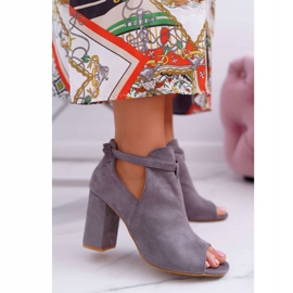 Vinceza Grå stövlar sandaler på en bar Öppna tår grå 1