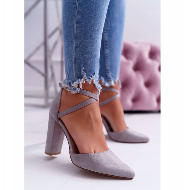 PS1 Kvinnors pumpar på en klack i spitzgrå hög trafik 1