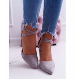 PS1 Kvinnors pumpar på en klack i spitzgrå hög trafik 2