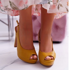 Moow Kvinnors sandaler på högklackad gul Lorajn 2