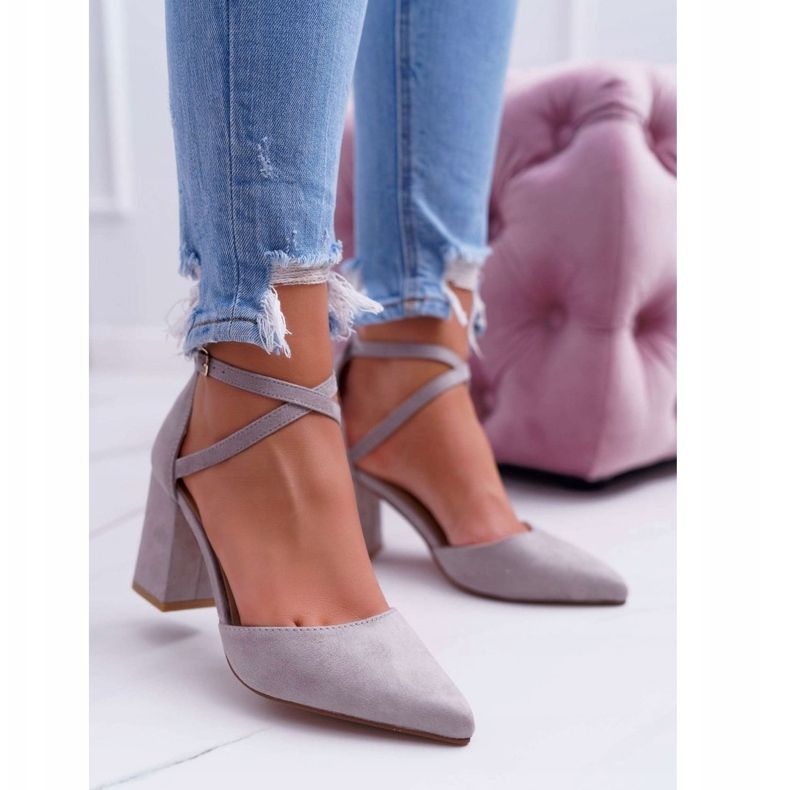 PS1 Kvinnors pumpar på en klack i spitzgrå trafik 1