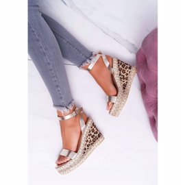 Kvinnors sandaler Lu Boo On a Wedge Linen Golden Shiran gyllene 1