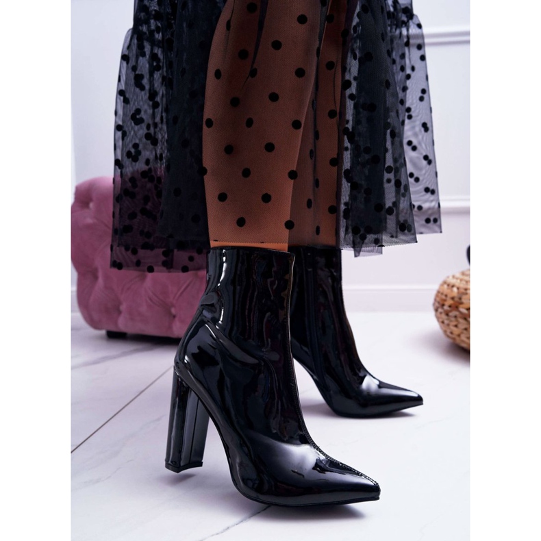 SEA Kvinnors stövlar på en högklackad lackerad svart klänning 1