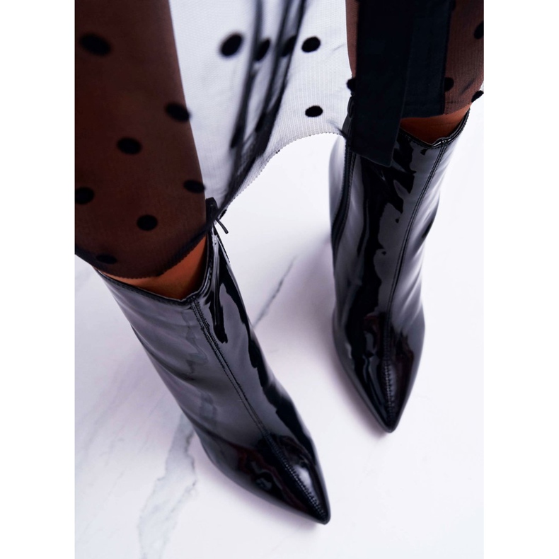 SEA Kvinnors stövlar på en högklackad lackerad svart klänning 2