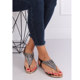 Flip-flops dekorerade med svart M03 svart 1