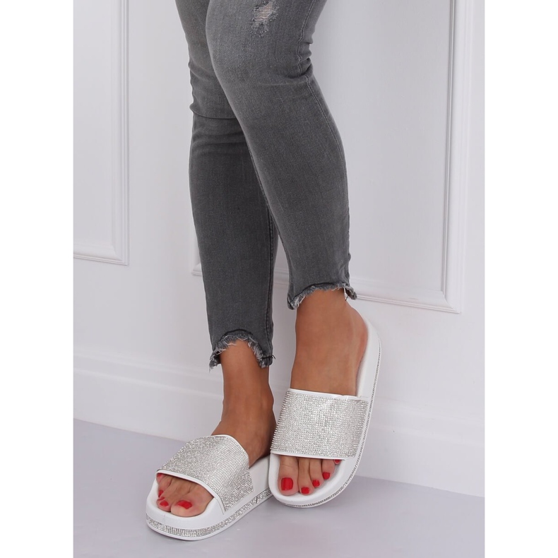 Vita N-59 vita tofflor på en tjock sula grå 2