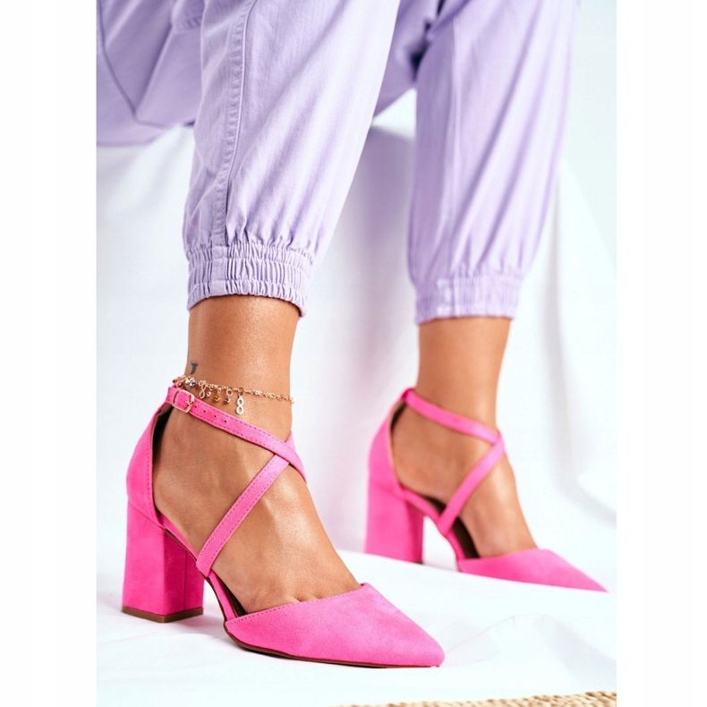 PS1 Kvinnors pumpar på en klack i spitzrosa neontrafik 1