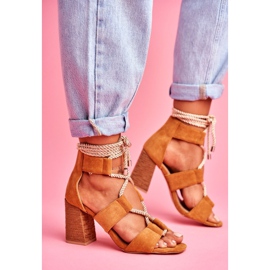 SEA Kvinnors sandaler på hälen knuten mocka Camel Amore brun 1