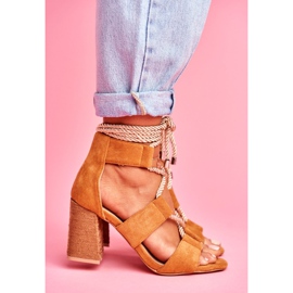 SEA Kvinnors sandaler på hälen knuten mocka Camel Amore brun 2