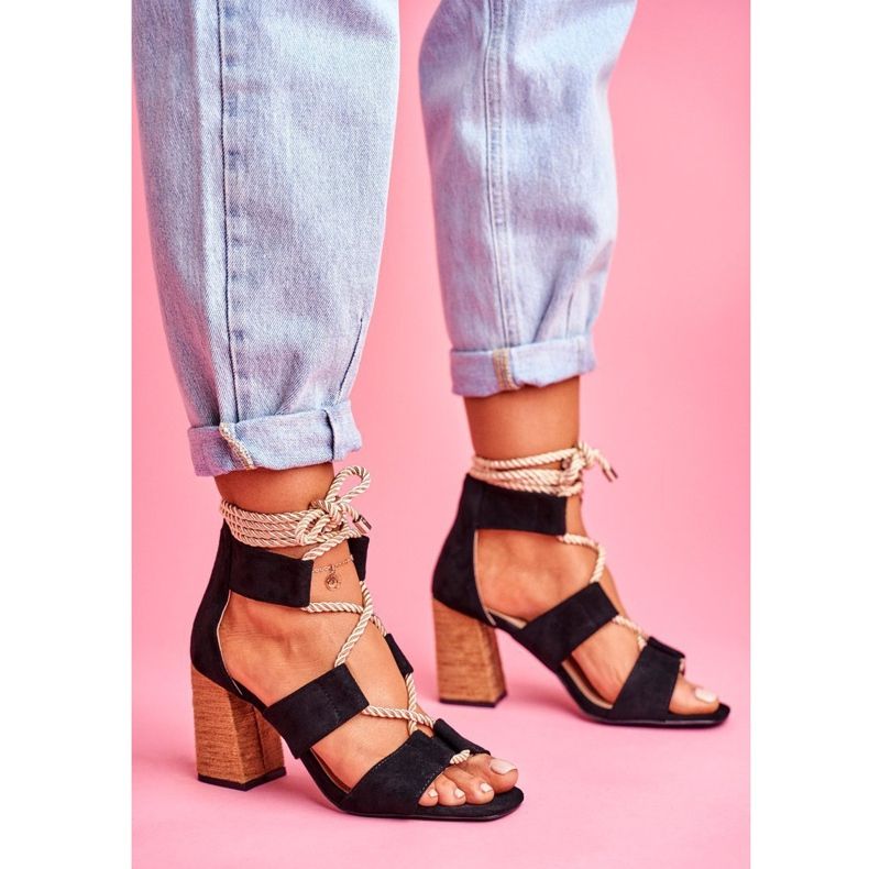 SEA Sandaler för kvinnor på en hälknuten mocka svart Amore 1