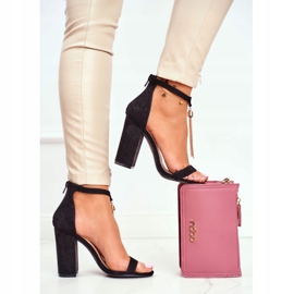 FW1 Svart mocka sandaler på en bar med Annick Fringe 1