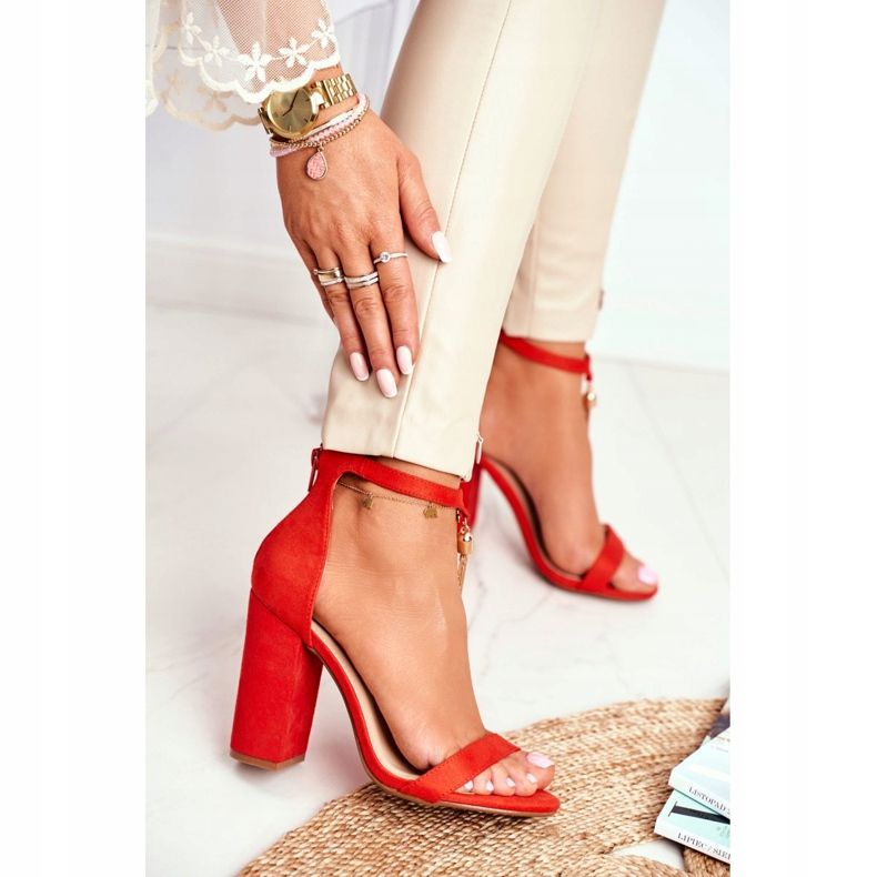 FW1 Orange mocka sandaler på en bar med Annick Fringe 2