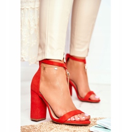 FW1 Orange mocka sandaler på en bar med Annick Fringe 1