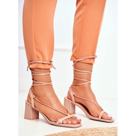 HAN Kvinnors sandaler på en klackbunden beige morgon 2