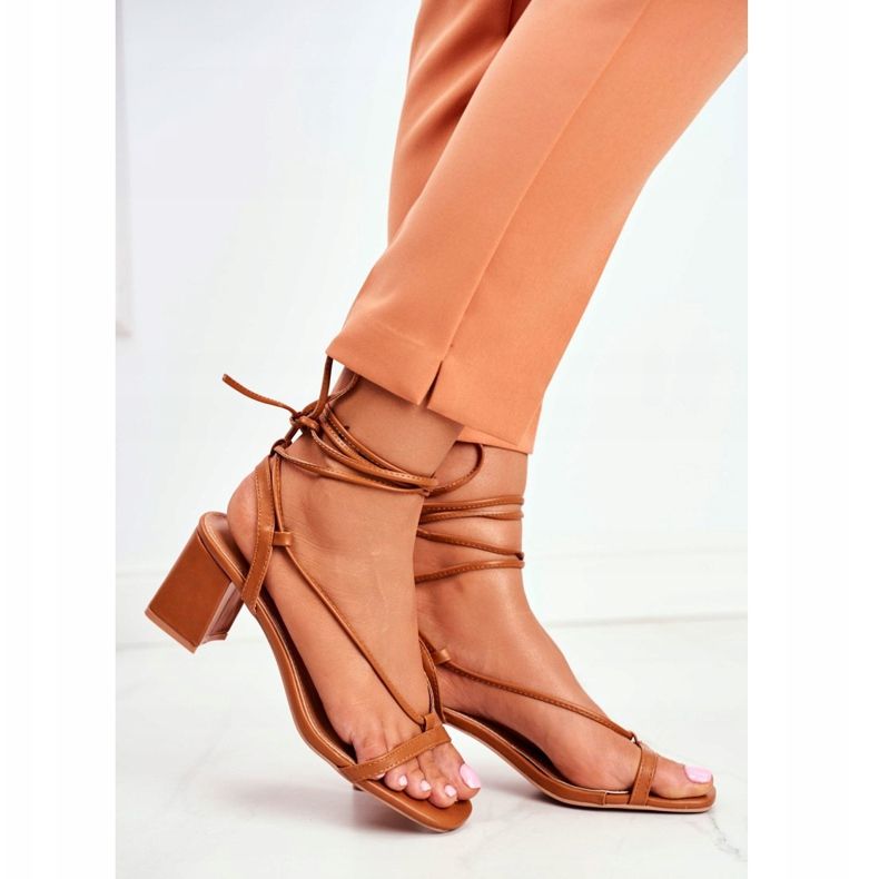 FS1 Kvinnors sandaler på en hälknuten kamelmorgon brun 2