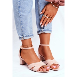 FW1 Beige mockasandaler på en Nela Bar 1