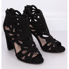 Svarta genombrutna högklackade stövlar M304P Svart 1