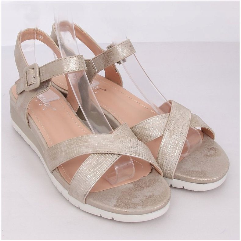 Sandaler på en låg kilklack guld NS115P LT.GOLD gyllene 1