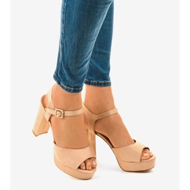 Beige sandaler på en stolpe med mocka AT-0660-L 1