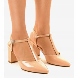 Beige pumpar på stolpen D85-17 1