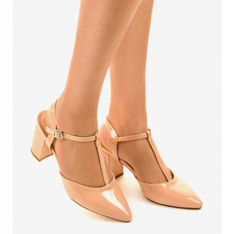 Beige pumpar på stolpen D85-17 2