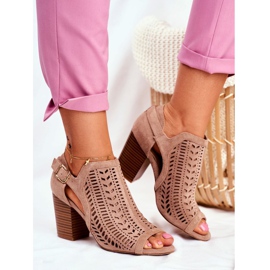 Bellucci Damskor med en utklippad fjäder bortom oss beige 1