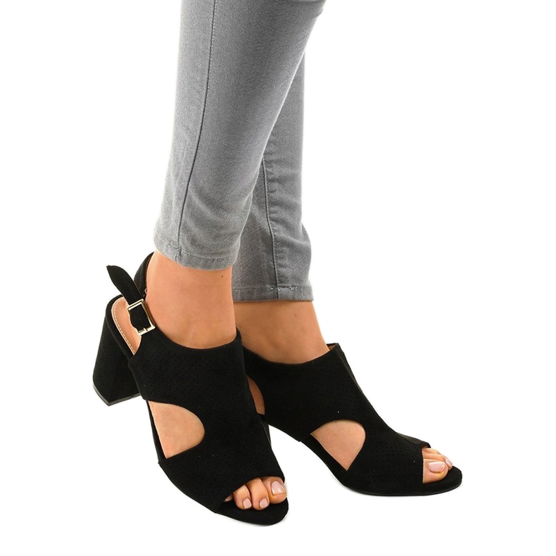 Svarta sandaler med snitt 99-33A 1