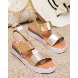 SHELOVET Gyllene sandaler på plattformen 2