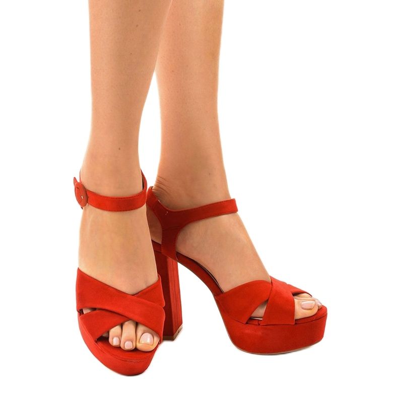 Röda sandaler på stolpen av ekologisk mocka 63-202 1