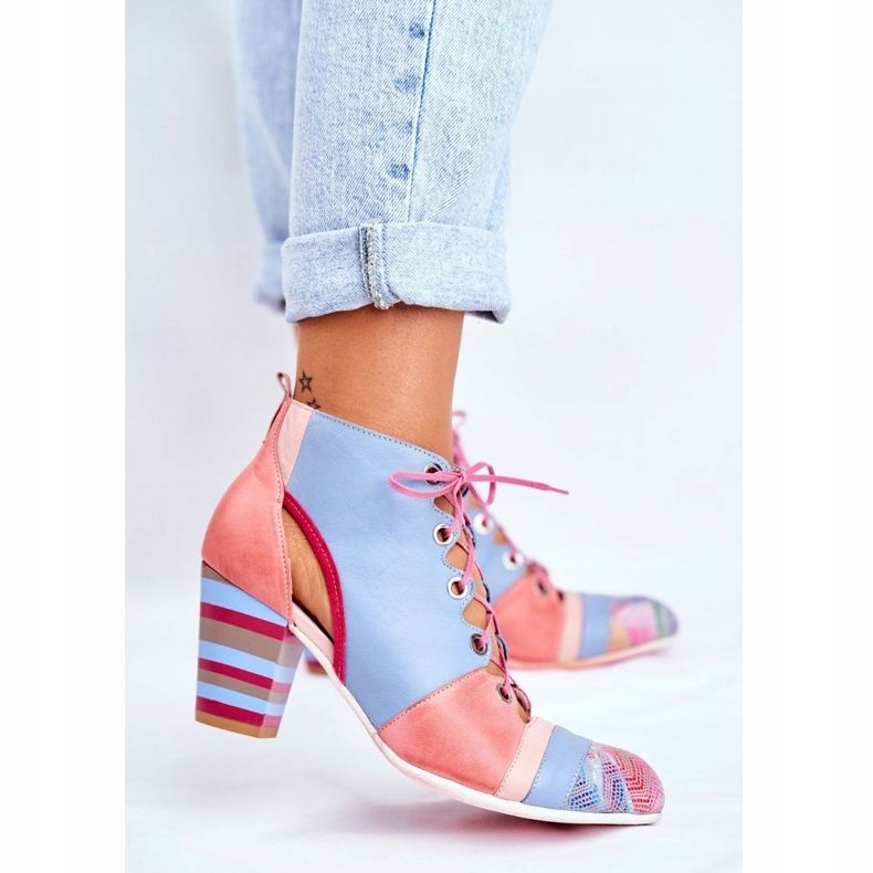 Kängor för kvinnor på häl Läder Maciejka våren 03938-15 blå rosa 1