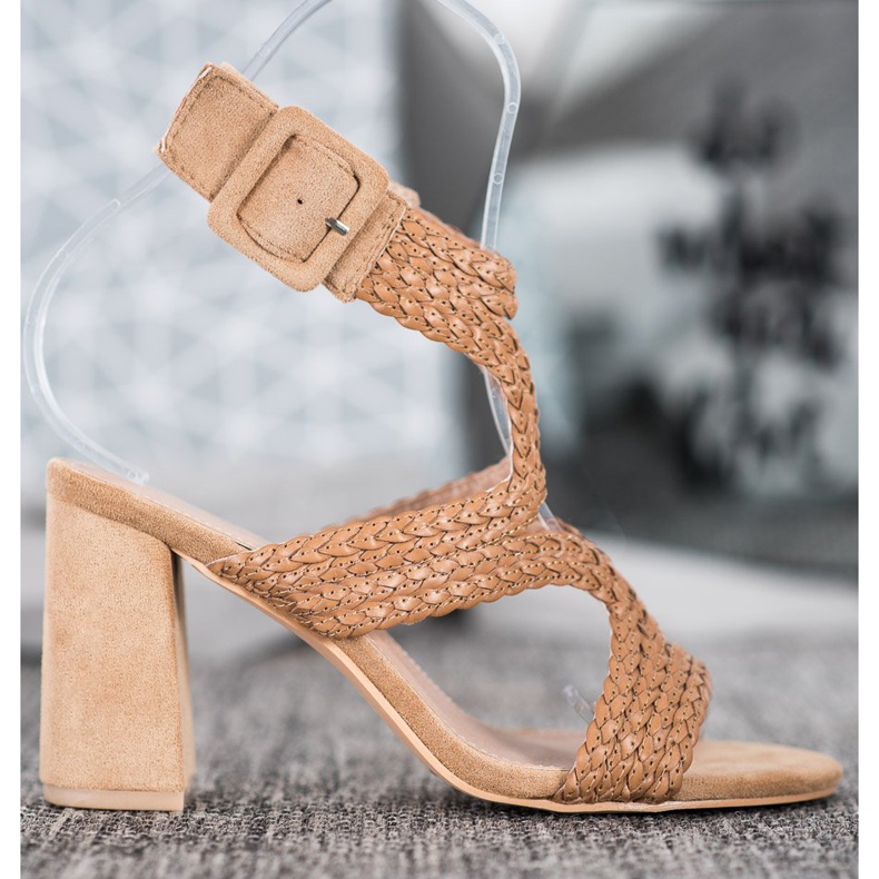 SHELOVET Flätade sandaler på en bar brun 2