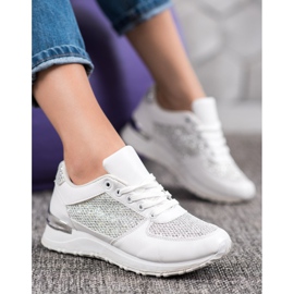 SHELOVET Snygga vita sportskor 1