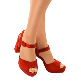 Röda sandaler på en stolpe mocka 77-102 1