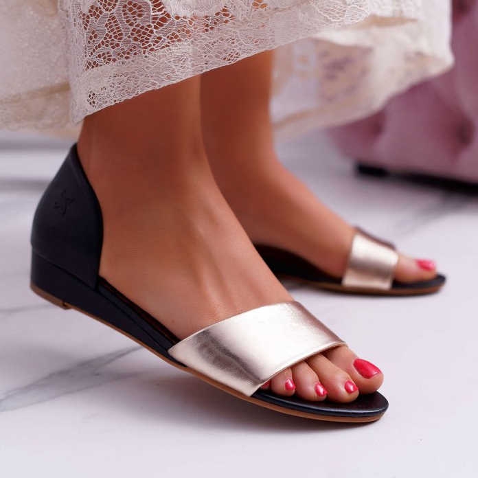 Kvinnors sandaler Maciejka läder svart och guld 1971 Nomara 1