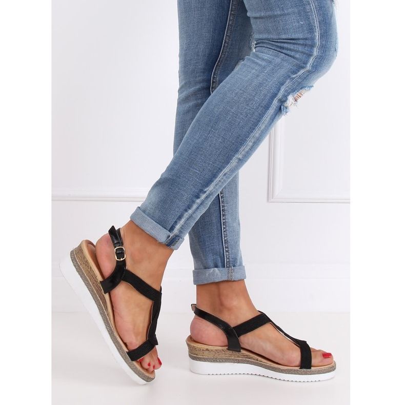 Svarta sandaler på en svart kil L6629 Svart 1