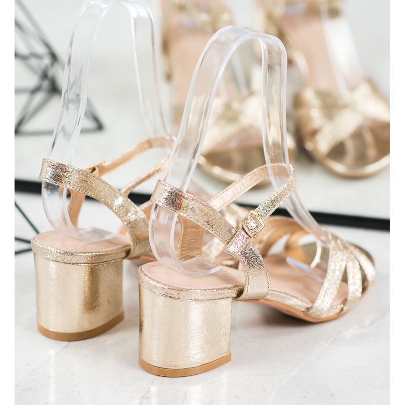 Small Swan Glänsande sandaler på en bar gul 1