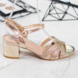 Small Swan Glänsande sandaler på en bar gul 2