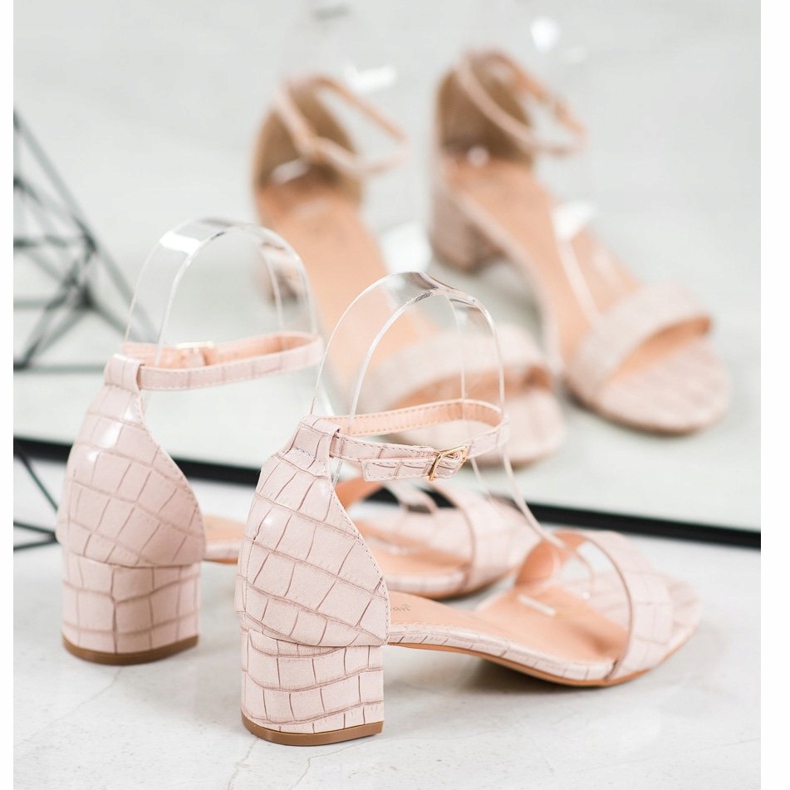 Small Swan Bekväma sandaler på en låg stolpe beige 1