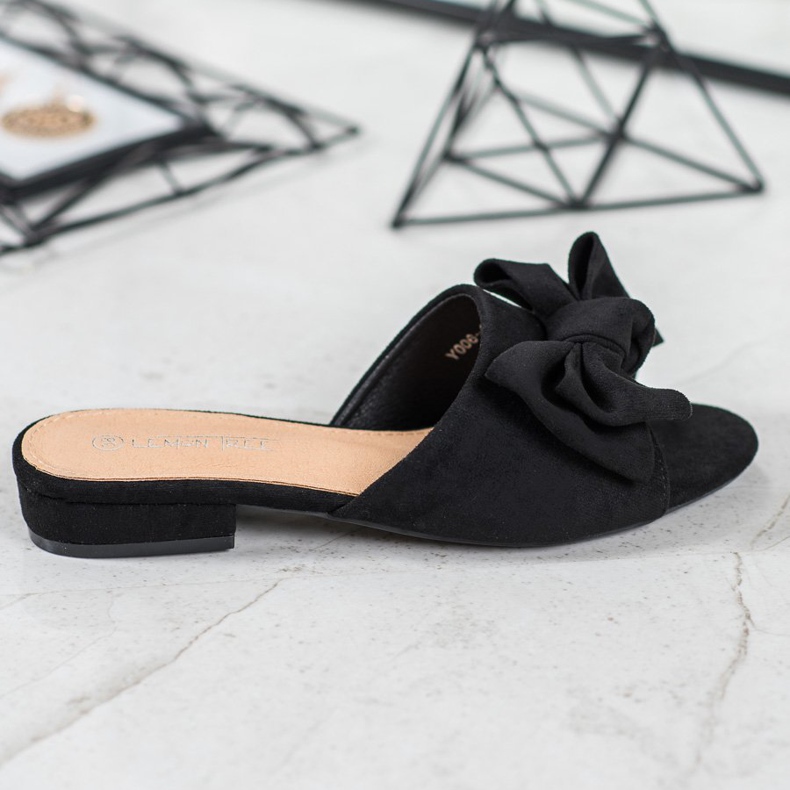 SHELOVET Svarta tofflor på en platt klack 2