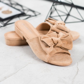 SHELOVET Beige flip-flops på en platt häl 1