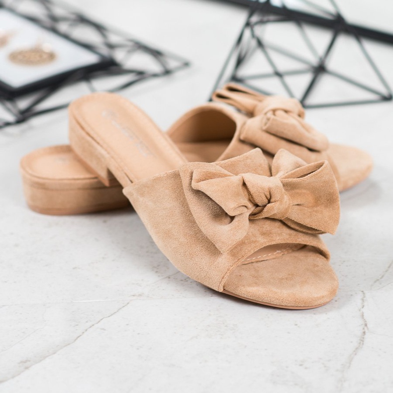 SHELOVET Beige flip-flops på en platt häl 1