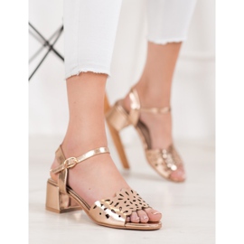 Kylie Sandaler med ekoläder på en bar gul 1