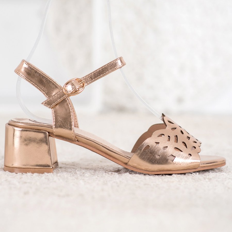 Kylie Sandaler med ekoläder på en bar gul 2