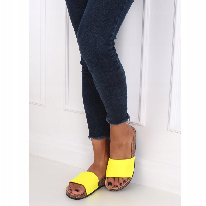 Gula 572 gula tofflor i kork 1