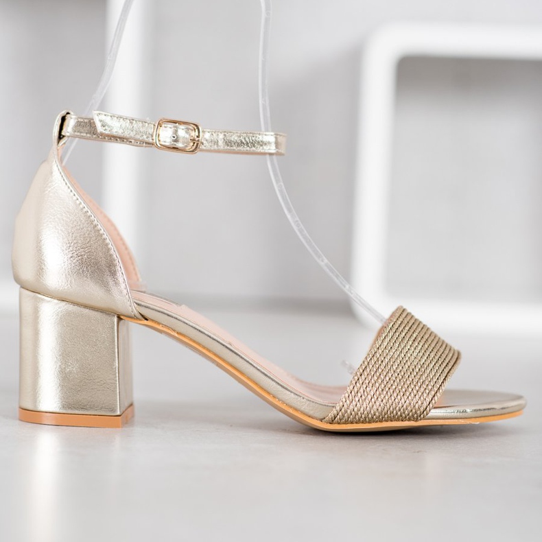 Nio Nio Snygga sandaler på en bar gul 2