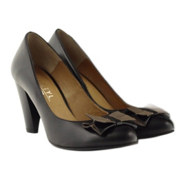 Kotyl Klassiska läderpumpar med en båge 1307 Black Catyl svart 4