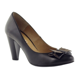 Kotyl Klassiska läderpumpar med en båge 1307 Black Catyl svart 1