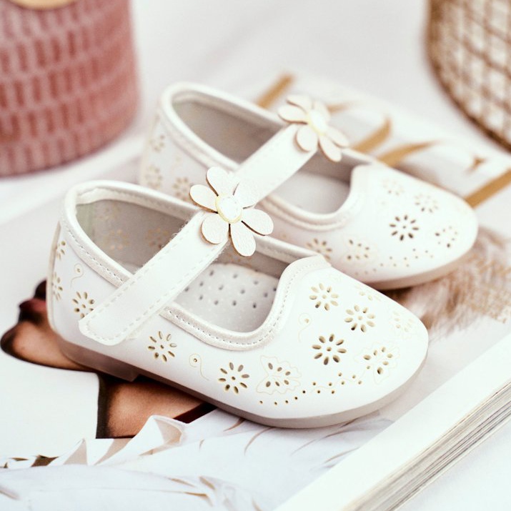 Apawwa Barnens ballerinor på kardborreband Kwiatuszek White Flored vit 1