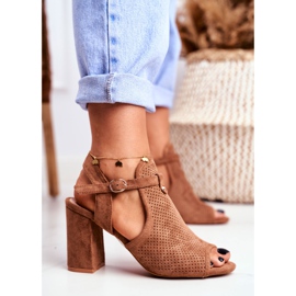 BUGO Kvinnors sandaler på en klack öppnad brun Kira 2