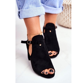 BUGO Kvinnors sandaler på en klack öppnad svart Kira 1